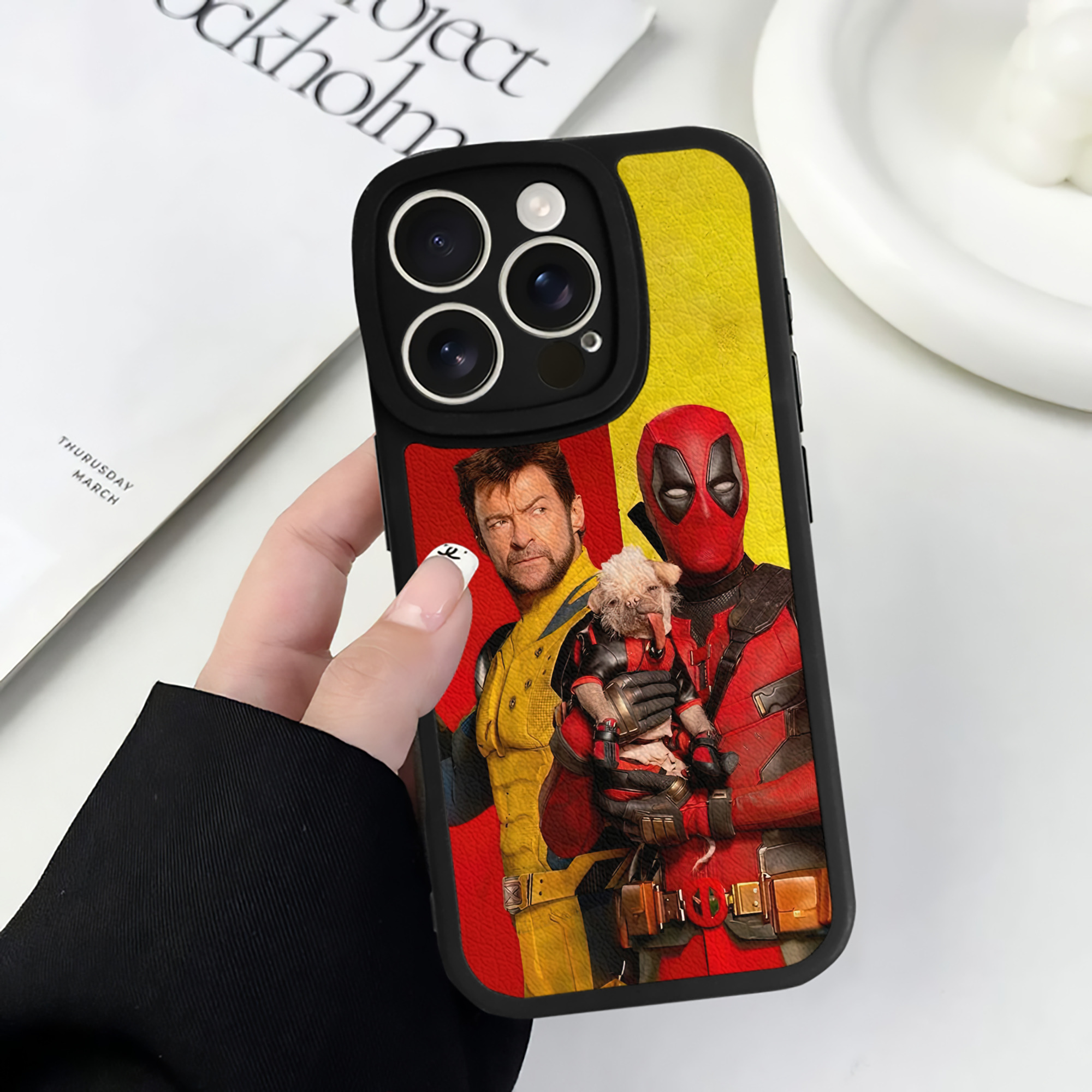 （画像用） Deadpool デッドプール 【iPhone 16シリーズ対応】シリコンスマホケース（レザー調） 材質：シリコン